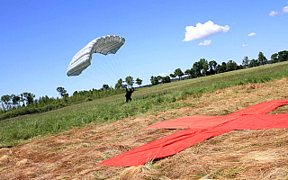 Ćwiczą skoki spadochronowe
